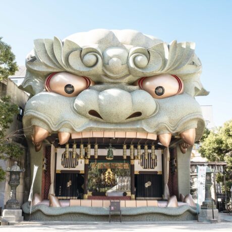 獅子頭 海外の観光客にも人気！迫力の獅子頭が迎える難波八阪神社／カルチャー